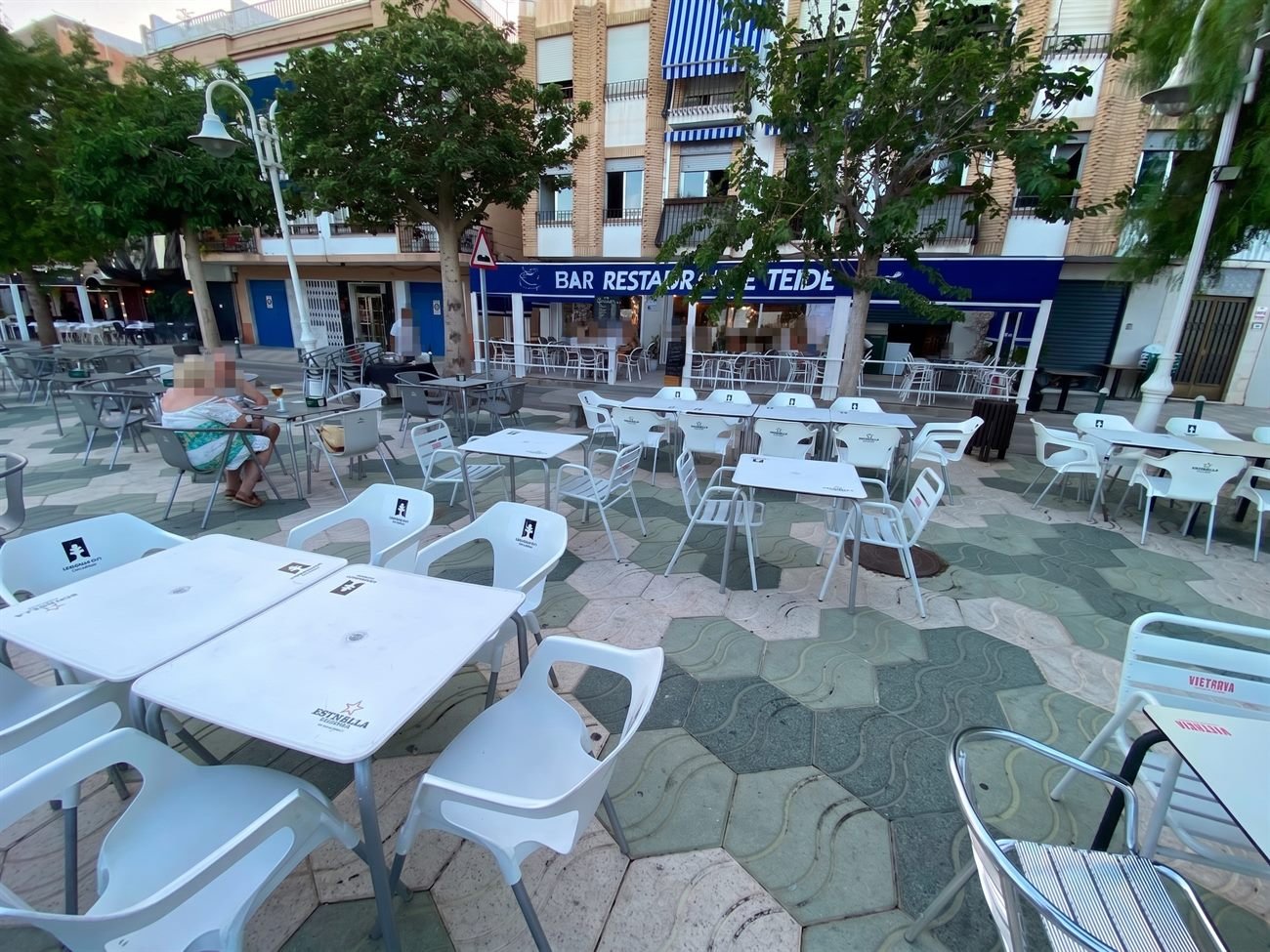Terraza del Teide en la Plaza de España al atardecer.